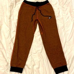 NIKE MENS SZ MEDIUM JOGGERS 70% cotton and 30 %polyester. New